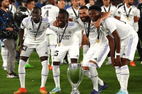 赛前荷甲焦点战，皇家马德里豪取连胜，气氛紧张，轮换策略成焦点(皇家马德里队最豪华阵容)-友博平台