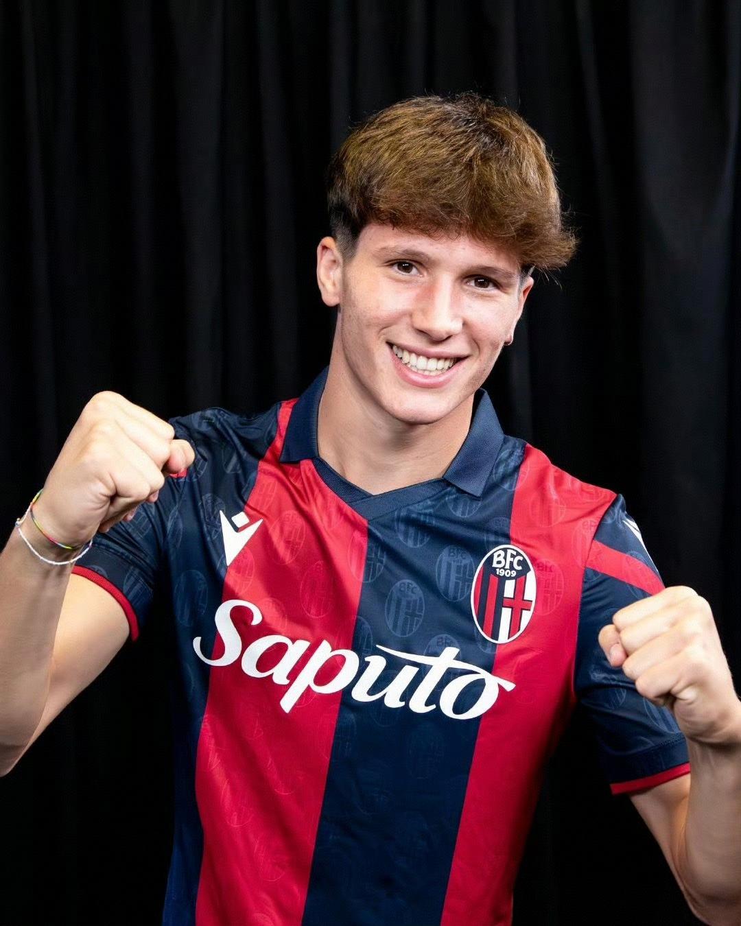 包含转会期中超传出新动向，AC米兰防线松动，管理层表态：管理层满意，控场能力受关注的词条