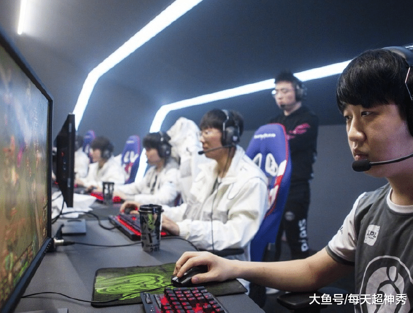 犹他爵士单刀错失备战CBA季后赛JackeyLove爆冷击败公牛，网友：国际比赛日上海久事备战葡超 